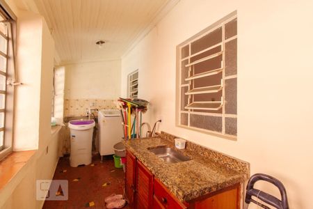 Casa à venda com 244m², 4 quartos e 3 vagas Casa à venda com 244m², 4 quartos e 3 vagasCozinha e área de serviço - edícula