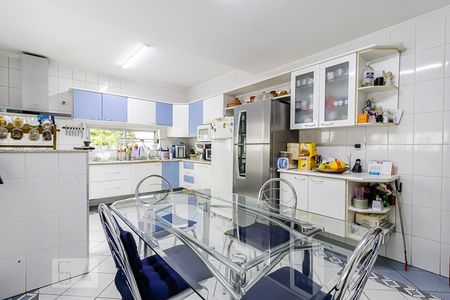Casa para alugar com 350m², 3 quartos e 6 vagas Casa para alugar com 350m², 3 quartos e 6 vagasCopa e Cozinha
