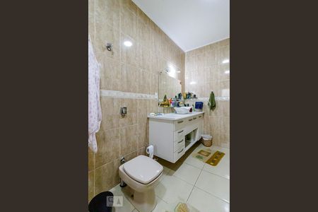 Casa para alugar com 350m², 3 quartos e 6 vagas Casa para alugar com 350m², 3 quartos e 6 vagasBanheiro da Suíte 1