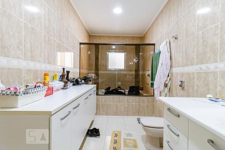 Casa para alugar com 350m², 3 quartos e 6 vagas Casa para alugar com 350m², 3 quartos e 6 vagasBanheiro da Suíte 1