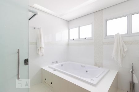 Casa à venda com 700m², 8 quartos e 8 vagas Casa à venda com 700m², 8 quartos e 8 vagasBanheiro da Suíte 1