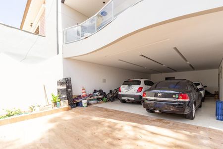 Casa à venda com 700m², 8 quartos e 8 vagas Casa à venda com 700m², 8 quartos e 8 vagasGaragem