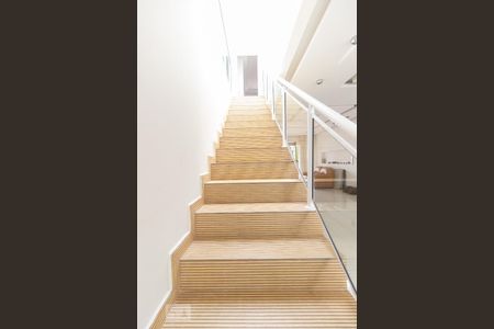 Casa à venda com 700m², 8 quartos e 8 vagas Casa à venda com 700m², 8 quartos e 8 vagasEscadas