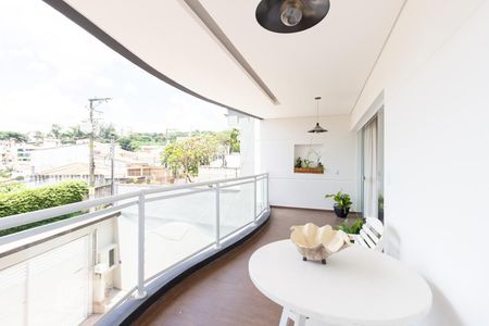 Casa à venda com 700m², 8 quartos e 8 vagas Casa à venda com 700m², 8 quartos e 8 vagasVaranda da Sala