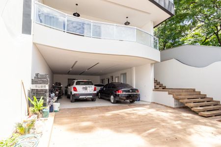 Casa à venda com 700m², 8 quartos e 8 vagas Casa à venda com 700m², 8 quartos e 8 vagasGaragem