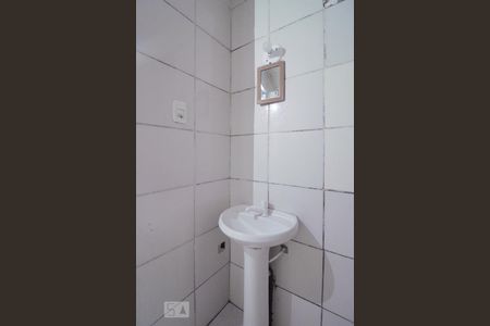 Banheiro de kitnet/studio para alugar com 1 quarto, 24m² em Centro Histórico, Porto Alegre