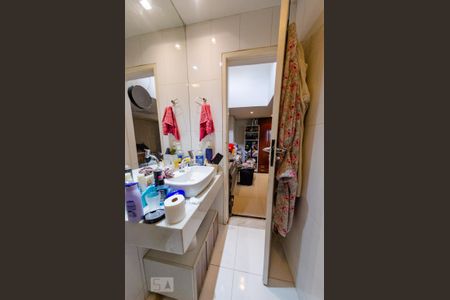 Casa à venda com 300m², 4 quartos e 4 vagas Casa à venda com 300m², 4 quartos e 4 vagasBanheiro da suíte