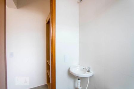 Banheiro de kitnet/studio para alugar com 1 quarto, 10m² em Vila São Pedro, Santo André