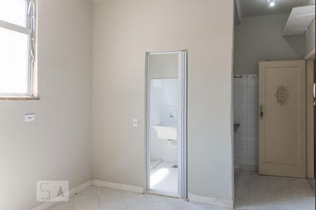 Sala / Quarto de kitnet/studio para alugar com 1 quarto, 40m² em Cidade Nova, Rio de Janeiro