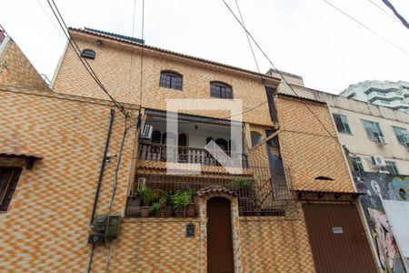 Casa à venda com 242m², 6 quartos e 1 vaga Casa à venda com 242m², 6 quartos e 1 vagaFachada