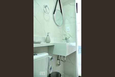 Banheiro de kitnet/studio para alugar com 1 quarto, 15m² em Itararé, São Vicente