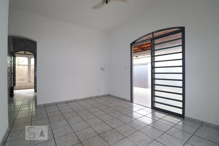 Sala de casa para alugar com 3 quartos, 130m² em Jardim Balneário Meia Ponte, Goiânia