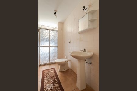 Banheiro de apartamento à venda com 1 quarto, 45m² em Jardim do Salso, Porto Alegre