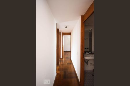 Corredor de apartamento para alugar com 3 quartos, 70m² em Super Quadra Morumbi, São Paulo