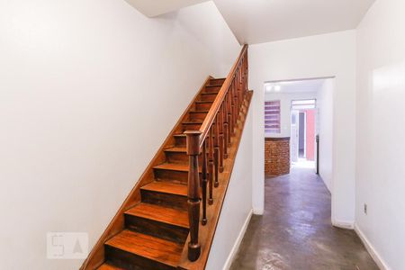 Escada de casa de condomínio para alugar com 3 quartos, 160m² em Perdizes, São Paulo
