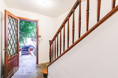 Escada de casa de condomínio para alugar com 3 quartos, 160m² em Perdizes, São Paulo