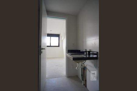 Banheiro de apartamento à venda com 1 quarto, 41m² em Auxiliadora, Porto Alegre