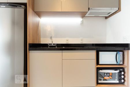 Cozinha de kitnet/studio para alugar com 1 quarto, 24m² em Indianópolis, São Paulo