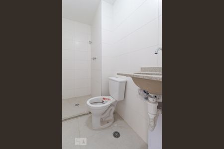 Banheiro de apartamento para alugar com 2 quartos, 37m² em Presidente Altino, Osasco