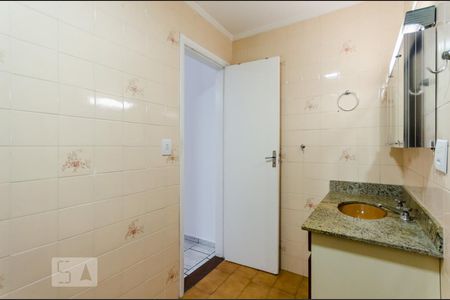 Banheiro de apartamento para alugar com 1 quarto, 65m² em Pompéia, Santos