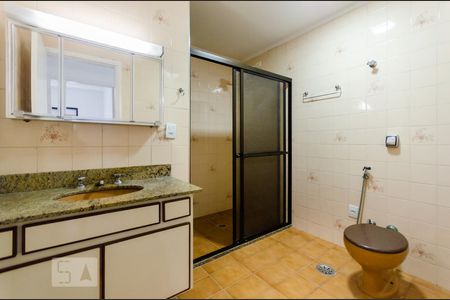 Banheiro de apartamento para alugar com 1 quarto, 65m² em Pompéia, Santos