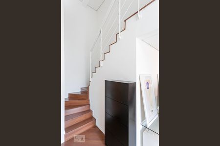 Escadas de apartamento para alugar com 2 quartos, 66m² em Paraíso, São Paulo