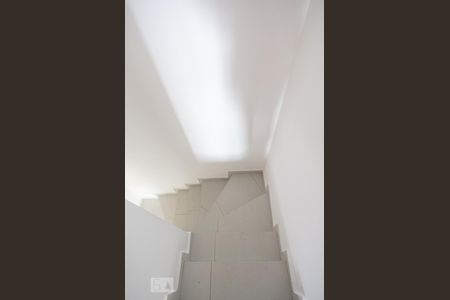 Escadas de casa de condomínio para alugar com 2 quartos, 75m² em Vila Pereira Cerca, São Paulo