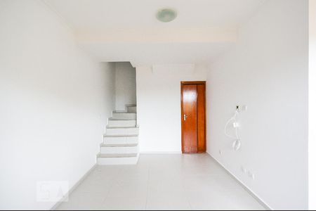 Sala de casa de condomínio para alugar com 2 quartos, 75m² em Vila Pereira Cerca, São Paulo