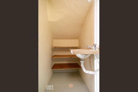Lavabo de casa de condomínio para alugar com 2 quartos, 75m² em Vila Pereira Cerca, São Paulo