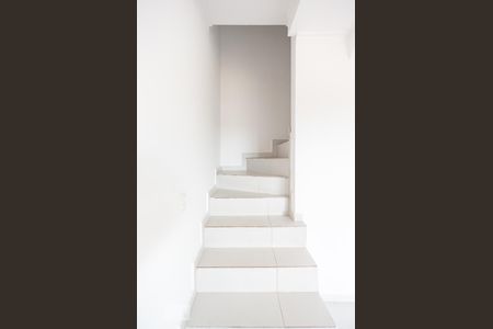 Escadas de casa de condomínio para alugar com 2 quartos, 75m² em Vila Pereira Cerca, São Paulo
