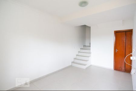 Sala de casa de condomínio para alugar com 2 quartos, 75m² em Vila Pereira Cerca, São Paulo