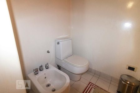 Apartamento à venda com 323m², 3 quartos e 4 vagas Apartamento à venda com 323m², 3 quartos e 4 vagasBanheiro da Suíte 2