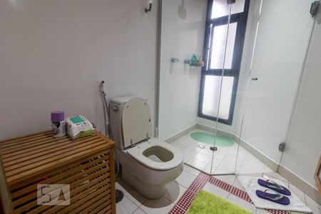 Apartamento à venda com 323m², 3 quartos e 4 vagas Apartamento à venda com 323m², 3 quartos e 4 vagasBanheiro da Suíte 1