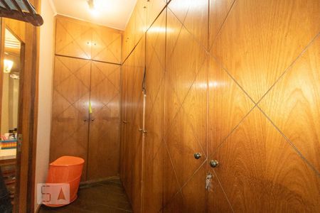 Apartamento à venda com 323m², 3 quartos e 4 vagas Apartamento à venda com 323m², 3 quartos e 4 vagasCloset da Suíte 2