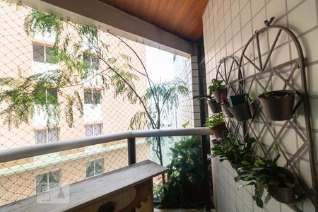 Apartamento à venda com 323m², 3 quartos e 4 vagas Apartamento à venda com 323m², 3 quartos e 4 vagasVaranda da Cozinha