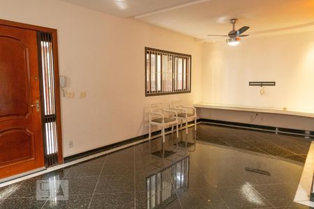 Sala de casa de condomínio à venda com 4 quartos, 450m² em Itaipu, Niterói