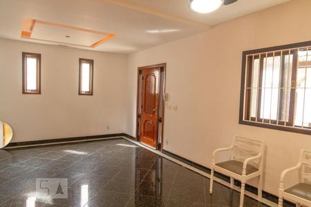 Sala de casa de condomínio à venda com 4 quartos, 450m² em Itaipu, Niterói