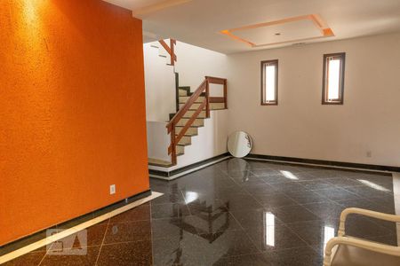 Sala de casa de condomínio à venda com 4 quartos, 450m² em Itaipu, Niterói