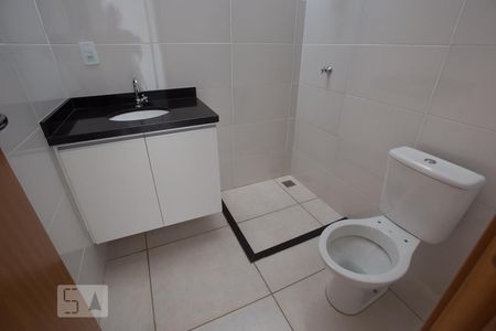 Banheiro social de casa de condomínio para alugar com 2 quartos, 48m² em Parque São Sebastião, Ribeirão Preto