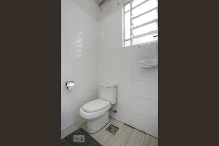 Banheiro de apartamento à venda com 2 quartos, 50m² em São João, Porto Alegre