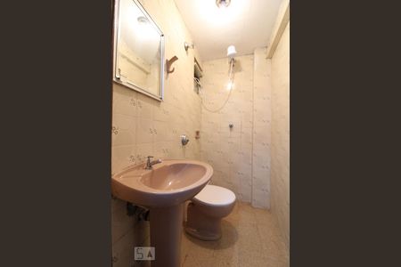Banheiro de apartamento para alugar com 1 quarto, 17m² em Centro, Curitiba