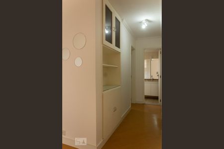 Corredor de apartamento para alugar com 3 quartos, 69m² em Vila Sofia, São Paulo