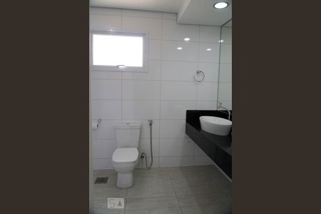 Banheiro Suíte de casa de condomínio para alugar com 3 quartos, 390m² em Parque Brasil 500, Paulínia