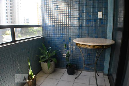 Sala  com varanda de apartamento para alugar com 1 quarto, 56m² em Caminho das Árvores, Salvador