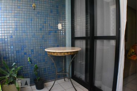 Sala  com varanda de apartamento para alugar com 1 quarto, 56m² em Caminho das Árvores, Salvador