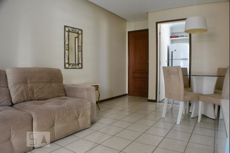 Sala  com varanda de apartamento para alugar com 1 quarto, 56m² em Caminho das Árvores, Salvador