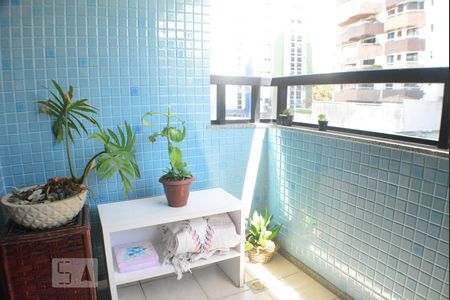 Sala  com varanda de apartamento para alugar com 1 quarto, 56m² em Caminho das Árvores, Salvador