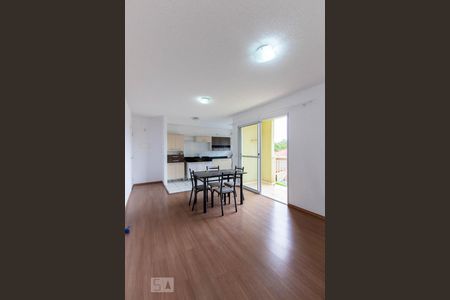 Sala de apartamento para alugar com 2 quartos, 60m² em Jardim Petrópolis, Cotia