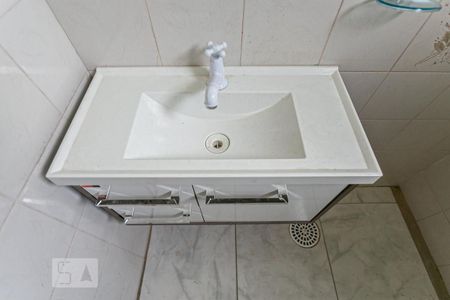 Banheiro de apartamento à venda com 2 quartos, 55m² em Rubem Berta, Porto Alegre