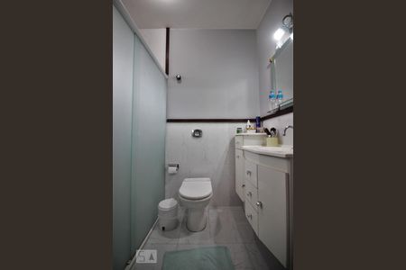 Banheiro da suíte de casa à venda com 3 quartos, 247m² em Parque Assunção, Taboão da Serra